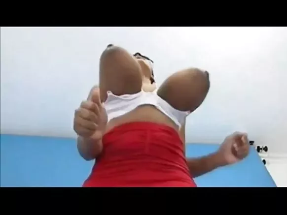 Batsa mai baƙar fata mai sexy tare da ƙaton nonuwa suna bouncing, madarar ebony mai digowa.