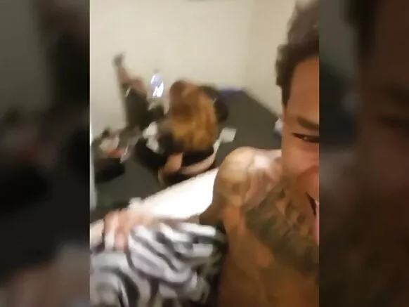 Jima'i tsakanin jinsi yayin da abokinta mai son kitsen ebony tsirara yake kallo.