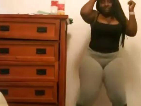 BBW ebony a cikin baƙar fata leggings a cikin launin toka.