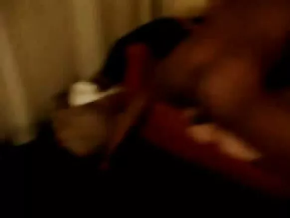 Balagaggen baƙar fata mai farin ebony yana fuck guy a cikin bidiyon POV.
