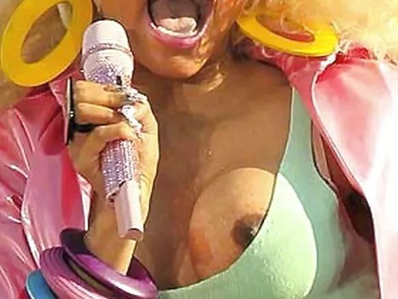 Shahararriyar Nicki minaj tsirara mai baki.