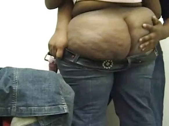 Kyakyawar xxx 'yar Afrika da bakar jaki aka taimaka ta saka wando.
