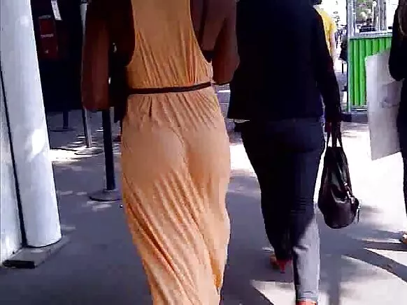 Faranshi mai baƙar fata mai kitse tare da jaki mai kyau a waje.