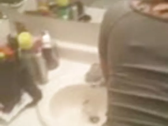 Indiyawan Desi Fucks Big Black Dick da Cums akan nonuwa a cikin Bathroom.